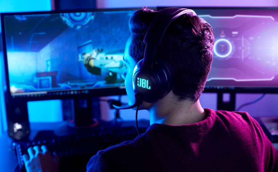 Viva el juego al máximo con JBL QuantumSURROUND™ y DTS